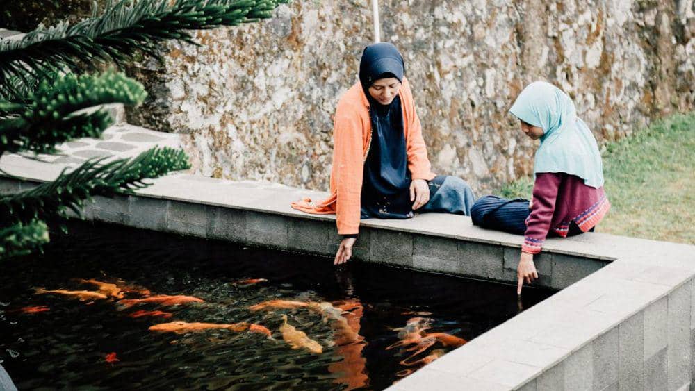 orang bermain air (pexels.com/Raiza Azkaril)