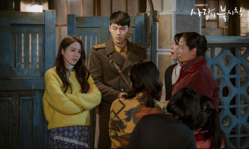 Yoon Seri (Son Ye Jin) berhadapan dengan warga desa (dok. tvN/Crash Landing On You)