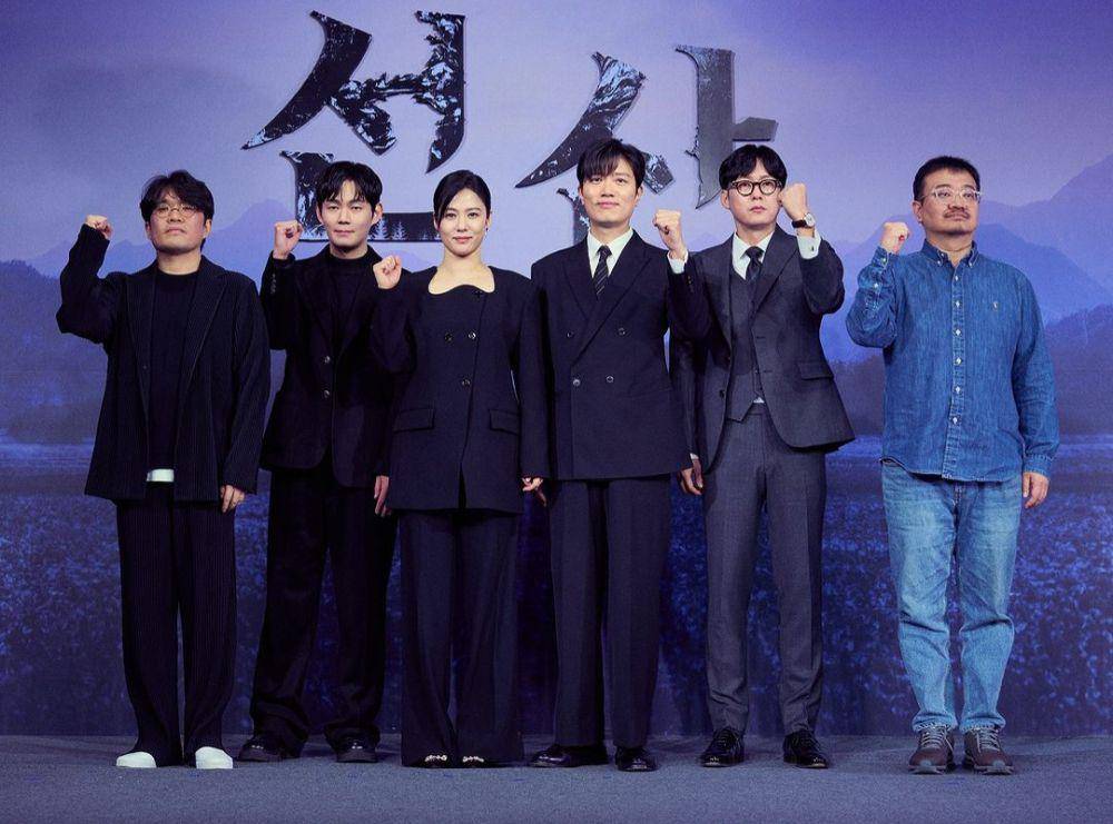 Yeon Sang Ho bersama pemain drakor The Bequeathed (instagram.com/netflixkr)