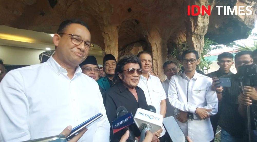 Capres nomor urut satu, Anies Baswedan ketika menyambangi Soneta Record milik Rhoma Irama. (IDN Times/Santi Dewi)