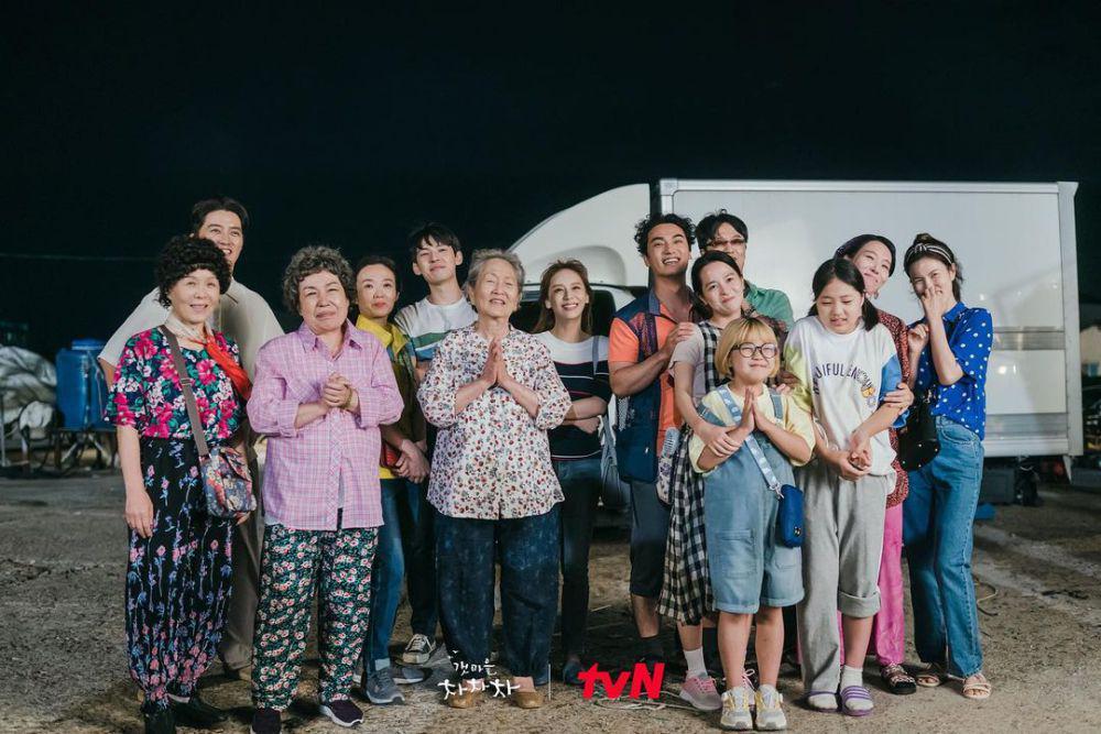 warga Gongjin di Hometown Cha-Cha-Cha (dok. tvN/Hometown Cha-Cha-Cha)