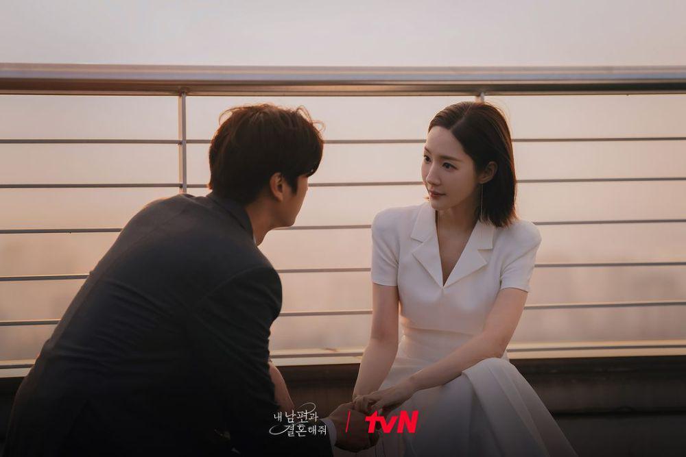 8 Kebaikan Yoo Ji Hyeok pada Kang Ji Won di Drakor Marry My Husband