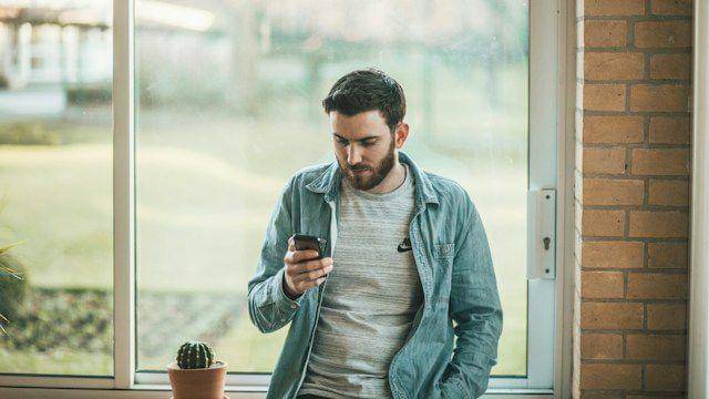 ilustrasi cowok bermain handphone (unsplash.com/Thom Holmes)