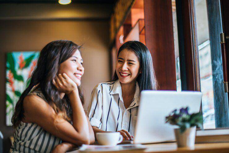 ilustrasi perempuan mengobrol bersama teman (pexels.com/jcomp)
