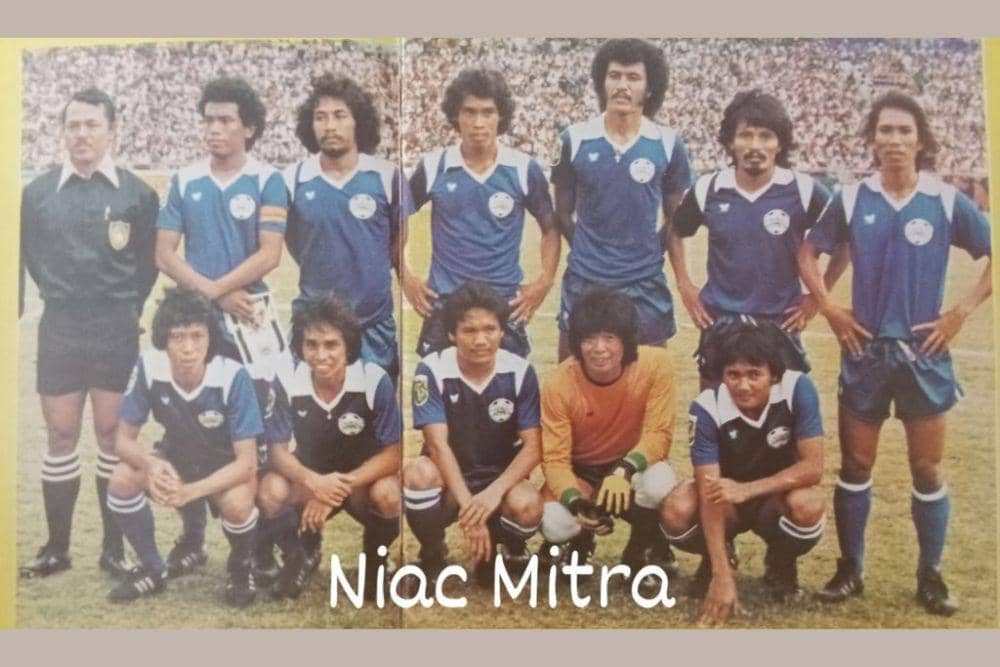 Dullah Rahim (jongkok, kedua dari kiri) saat memperkuat Niac Mitra Surabaya pada kompetisi Galatama musim 1982-83. (Repro. Majalah Olympic edisi 1982)