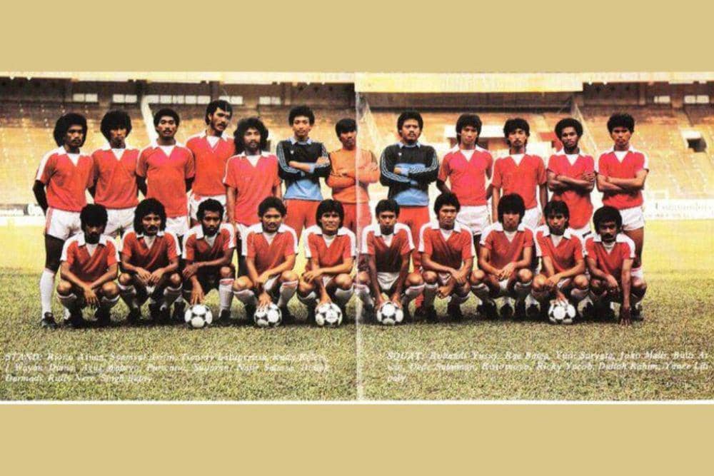 Dullah Rahim (jongkok, kedua dari kanan) bersama para pemain Timnas Indonesia untuk kualifikasi Olimpiade 1984 Los Angeles. (Repro. Majalah Olympic tahun 1983)