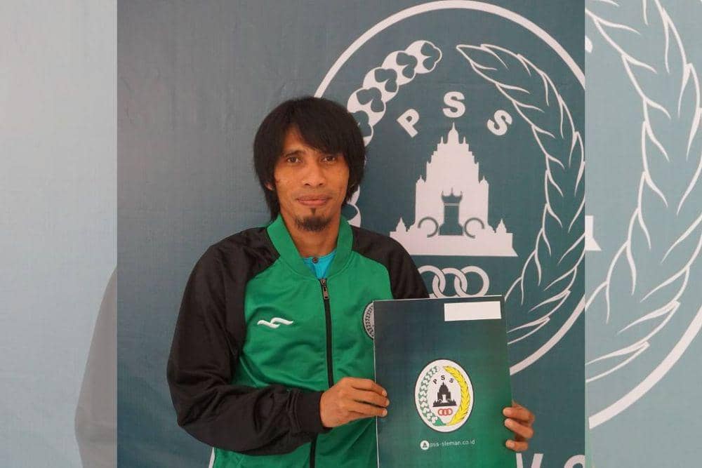 Syamsul Chaeruddin saat menandatangani kontrak dengan PSS Sleman pada Liga 2 musim 2018. (Dok. Ofisial PSS Sleman)