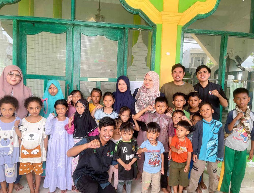 Dinas Sosial memberikan trauma healing kepada anak-anak pengungsi banjir di Kecamatan Manggala, Makassar, Jumat (19/1/2024). (Dok. Istimewa)