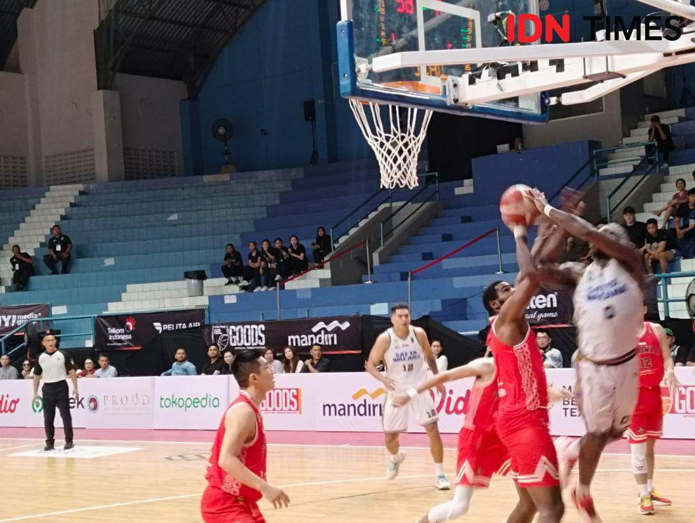 Laga Satya Wacana Salatiga melawan Rajawali Medan di IBL 2024, Jumat (19/1/2024). (IDN Times/Anggun Puspitoningrum)
