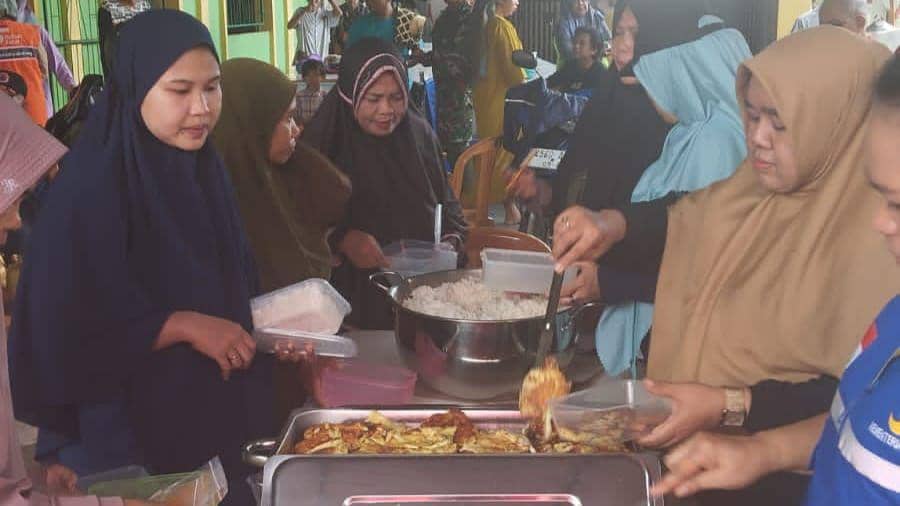 Dinas Sosial menyediakan dapur umum bagi pengungsi banjir di Kecamatan Manggala, Makassar, Jumat (19/1/2024). (Dok. Istimewa)