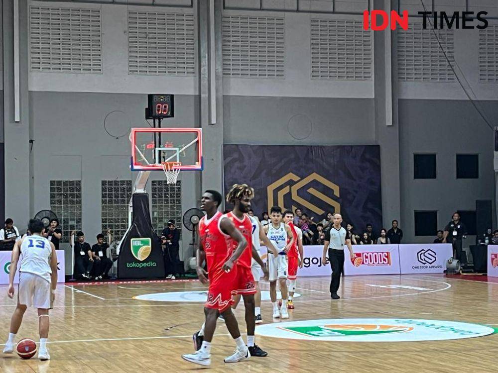 Laga Satya Wacana Salatiga melawan Rajawali Medan di IBL 2024, Jumat (19/1/2024). (IDN Times/Anggun Puspitoningrum)