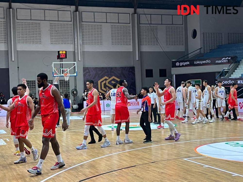 Laga Satya Wacana Salatiga melawan Rajawali Medan di IBL 2024, Jumat (19/1/2024). (IDN Times/Anggun Puspitoningrum)