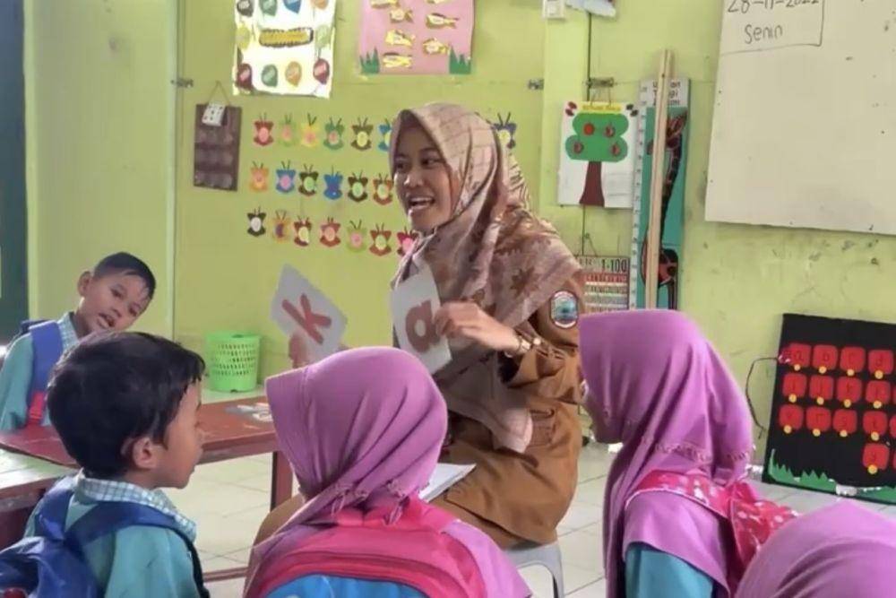 Siti Alifah Faiz, Guru Honorer yang Menginspirasi Lewat Konten