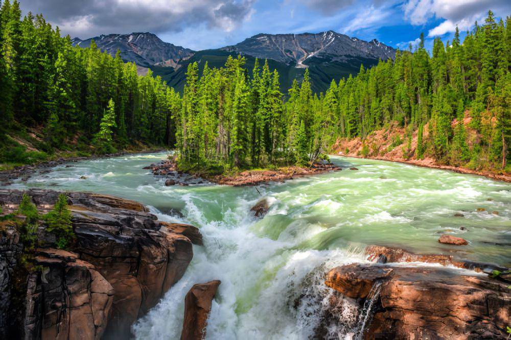 potret Sunwapta Falls (istockphoto.com/miroslav_1)