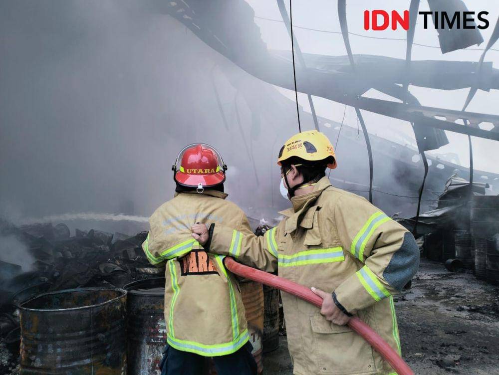 Kebakaran di fasilitas pengolahan sampah PT Balikpapan Environmental Service (BES) di Kariangau Km 13 Balikpapan, Sabtu (20/1/2024). (IDN Times/Hilmansyah)