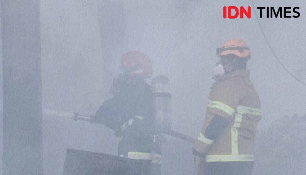 Kebakaran di fasilitas pengolahan sampah PT Balikpapan Environmental Service (BES) di Kariangau Km 13 Balikpapan, Sabtu (20/1/2024). (IDN Times/Hilmansyah)