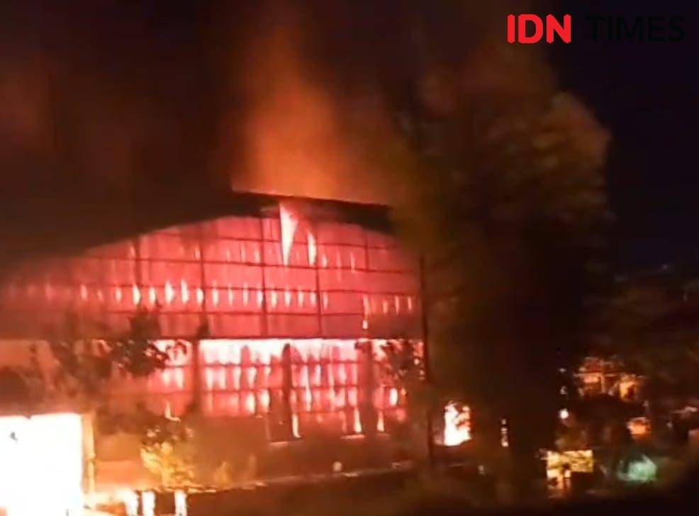 Kebakaran di fasilitas pengolahan sampah PT Balikpapan Environmental Service (BES) di Kariangau Km 13 Balikpapan, Sabtu (20/1/2024). (IDN Times/Hilmansyah)