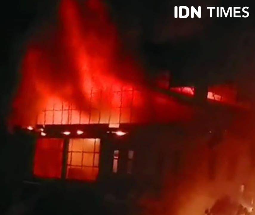 Kebakaran di fasilitas pengolahan sampah PT Balikpapan Environmental Service (BES) di Kariangau Km 13 Balikpapan, Sabtu (20/1/2024). (IDN Times/Hilmansyah)
