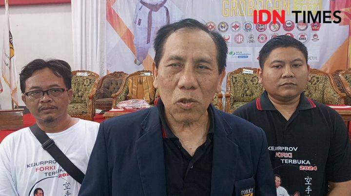 Ketua umum Forki Jateng Bambang Raya Saputra didampingi ketua panitia Hanung (kiri) dan pengurus Forki lainnya, Minggu (21/1/2024).(IDN Times/Cokie Sutrisno).