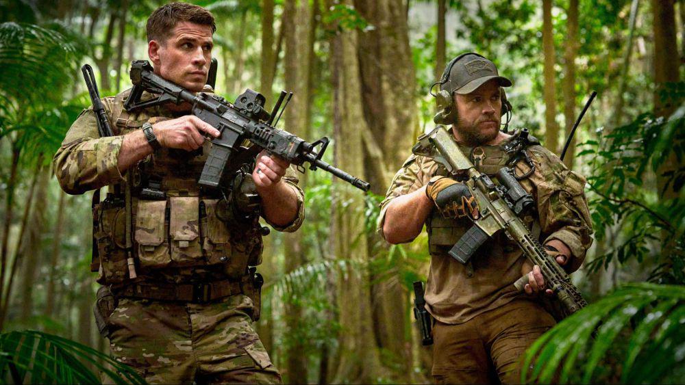 Liam Hemsworth dan Luke Hemsworth dalam film Land of Bad. (dok. The Avenue/Land of Bad)