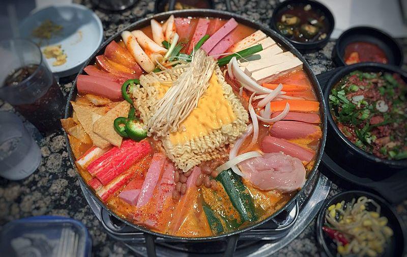 budae jjigae (commons.wikimedia.org/T.Tseng)