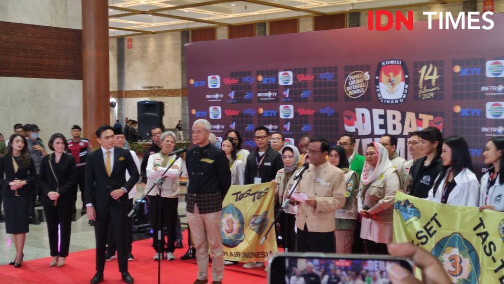 Tutup Debat Keempat, Ganjar dan Mahfud Pakai Beskap Buatan Lokal