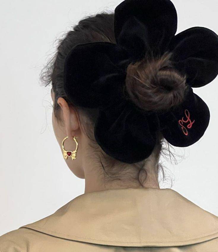 Tren Rambut dan Aksesori Serba Besar 2024 (pinterest.com/Emily Wachtel)