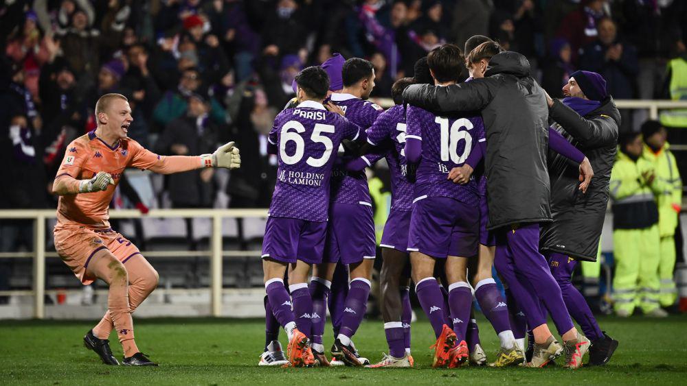 Fiorentina merayakan kelolosan ke semifinal Coppa Italia 2023/2024. (legaseriea.it)