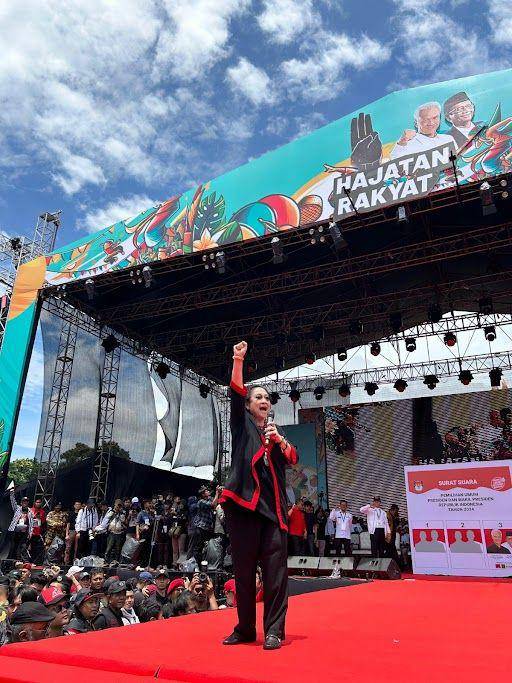 Presiden ke-5 RI Megawati Soekarno-Putri memberikan sambutan pada 'Hajatan Rakyat'. (Dok. TKN Ganjar-Mahfud)