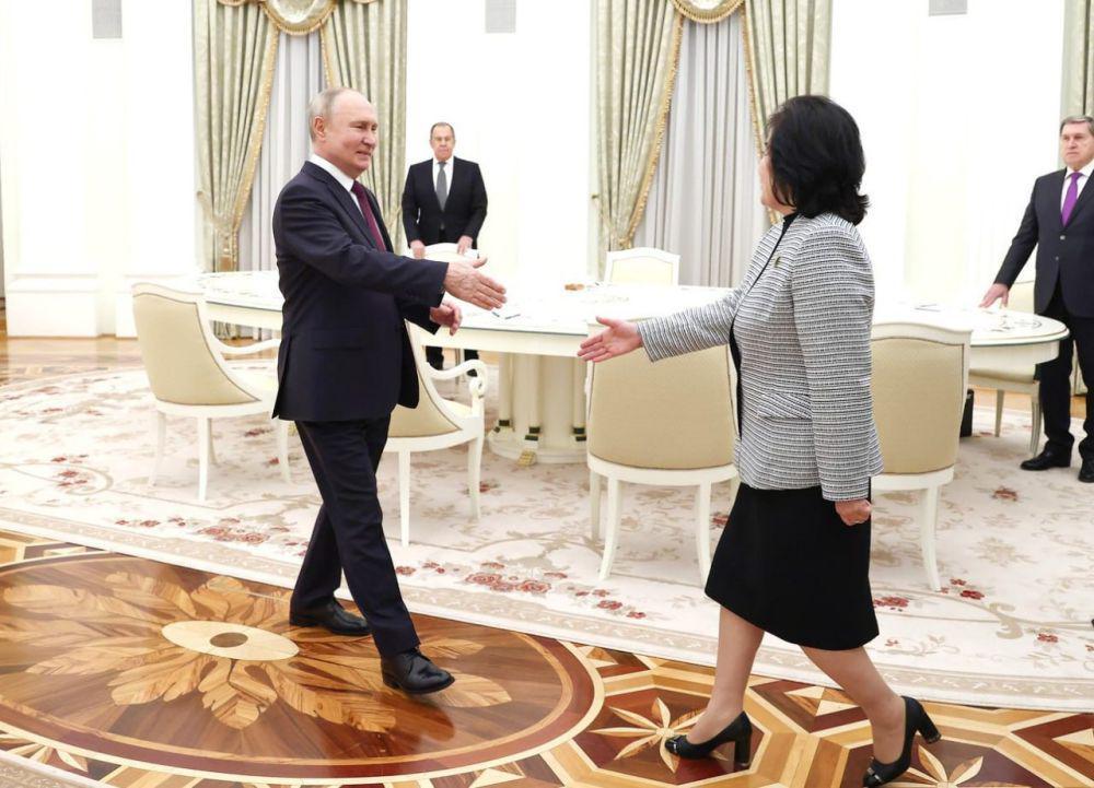 Presiden Rusia Vladimir Putin (kiri) saat bertemu dengan Menteri Luar Negeri Korea Utara Choe Son Hui di Moskow pada 16 Januari 2024. (twitter.com/mfa_russia)
