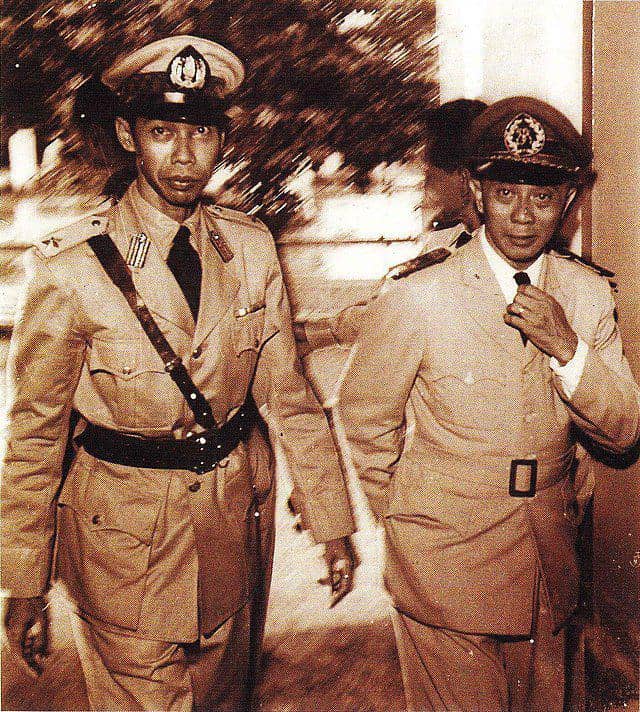 Sosok Jenderal Hoegeng Iman Santoso bersama Bapak Notohatyanto (commons.wikimedia.org/Indonesian Police Forces)