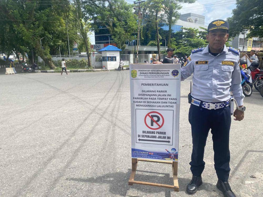 Petugas Dishub menjaga kawasan jalan yang sebelumnya dipakai untu berdagang di Pasar Minggu.