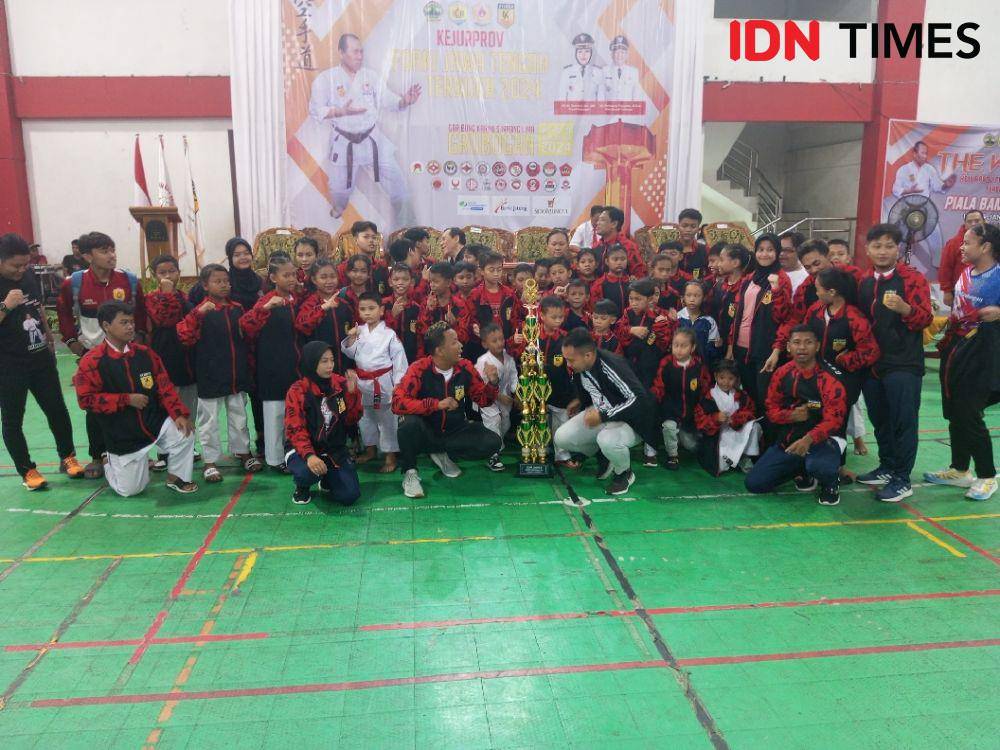 Kontingen Forki Grobogan raih juara umum Kejurprov Karate piala Bambang Raya, Minggu (21/1/2024).(IDN Times/Cokie Sutrisno).