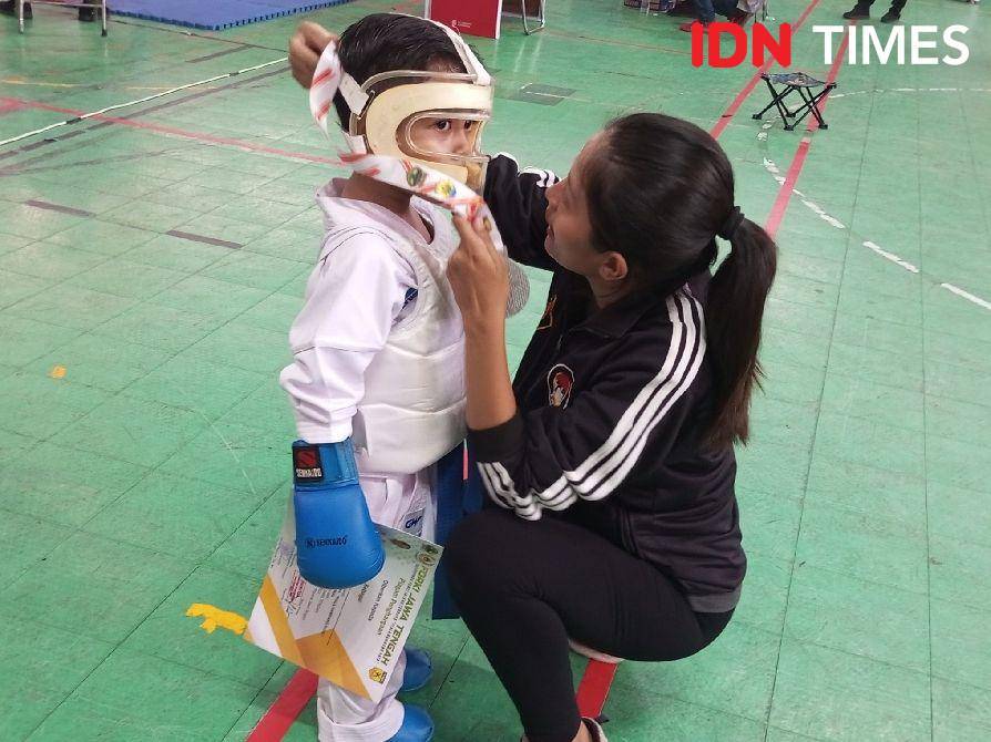 Salah satu karateka peserta kelas festival, Minggu (21/12024).(IDN Times/Cokie Sutrisno).