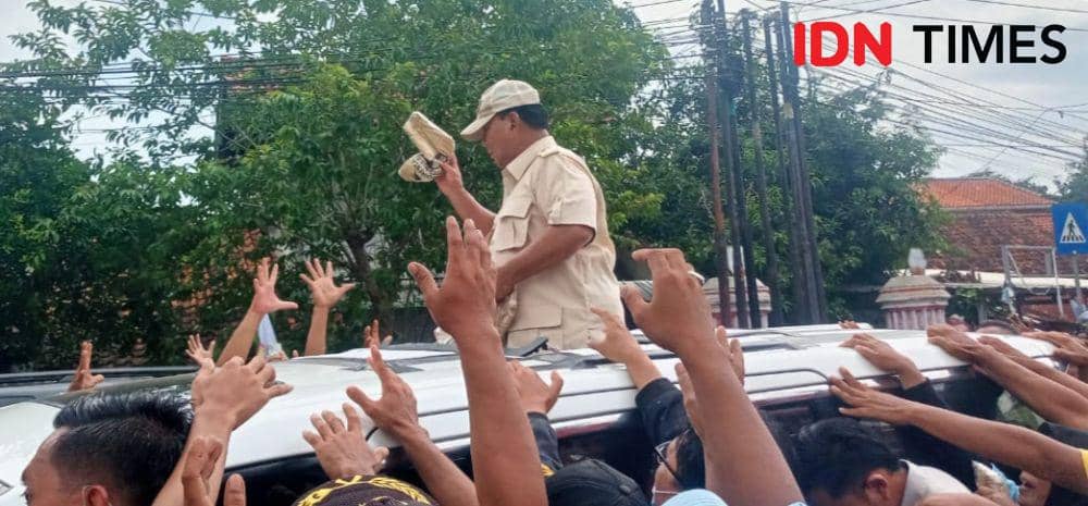 Inin Nastain IDN Times/ Prabowo membagikan kaos kepada pendukungnya