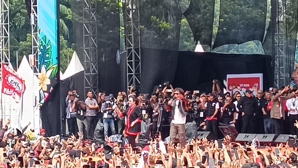 Megawati Joged Bareng Slank saat Kampanye Akbar Ganjar di Bandung