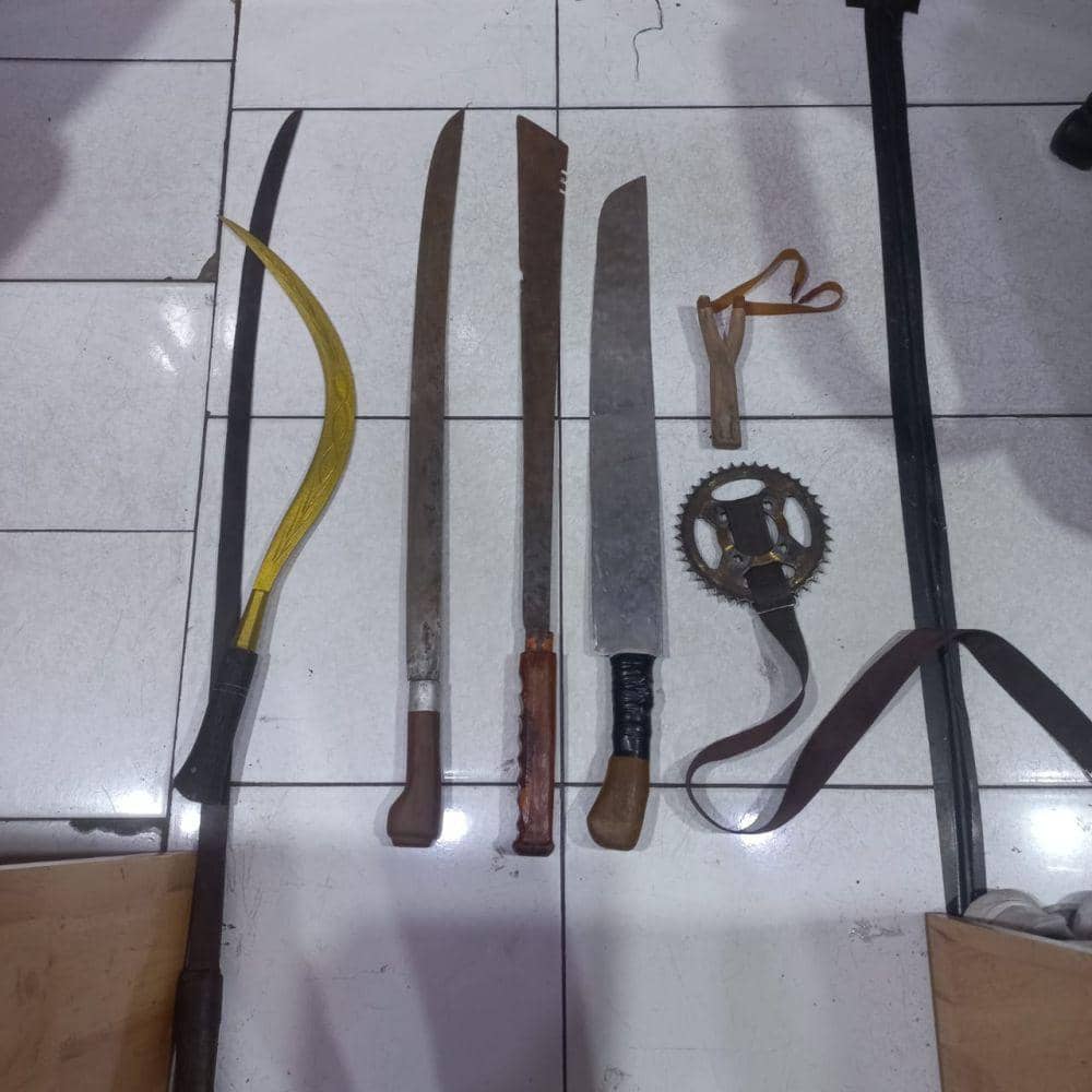 Beberapa sajam yang berhasil disita dari para pelajar disebut tergabing dalam geng motor di Binjai (IDN Times/ istimewa)