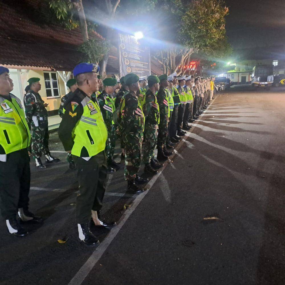 Persiapan tim gabungan Polri dan TNI ketika hendak melakukan patroli gabungan (IDN Times/ istimewa)