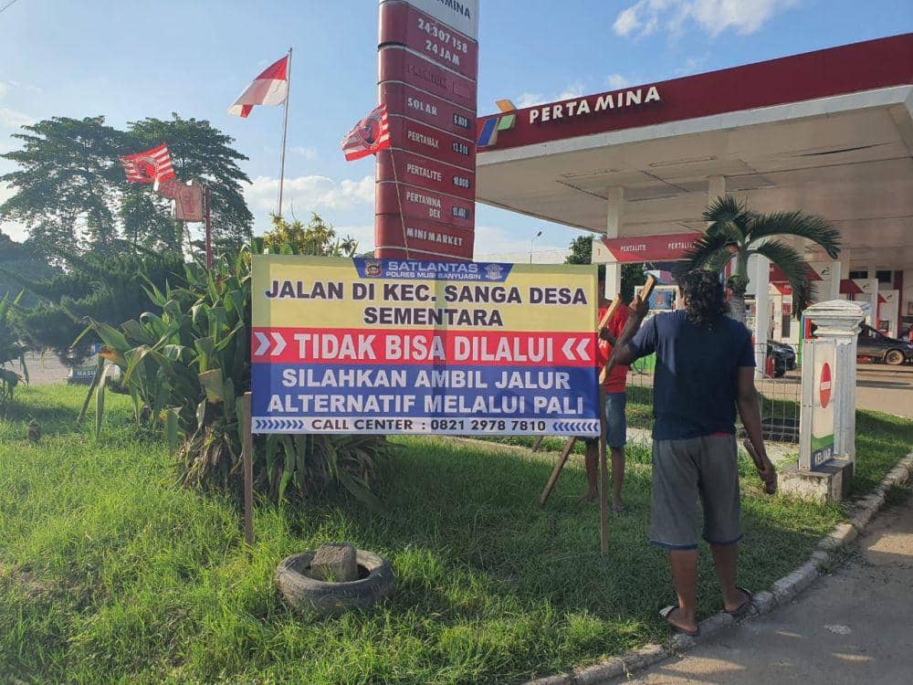 (Sat Lantas Polres Muba saat memasang papan imbauan untuk tidak melintasi Jalinteng) IDN Times/istimewa
