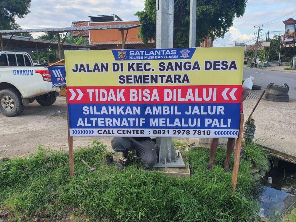 (Sat Lantas Polres Muba saat memasang papan imbauan untuk tidak melintasi Jalinteng) IDN Times/istimewa