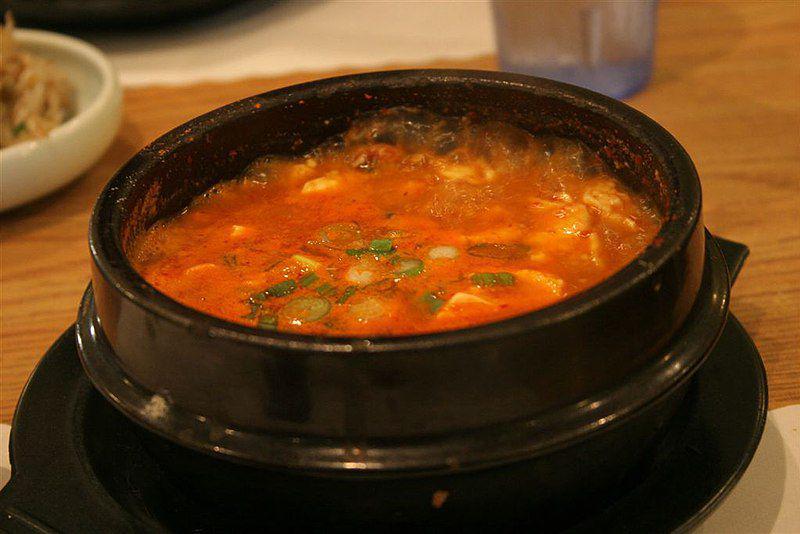 sundubu jjigae (commons.wikimedia.org/Yummiec00kies)
