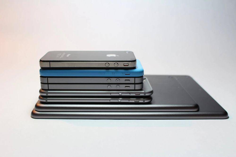 ilustrasi model dan juga tipe produk iOS (pexels.com/[Gabriel Freytez])