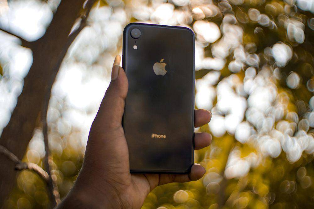 Ilustrasi iPhone XR yang sekarang bisa dibeli murah di marketplace. (pexels.com/[Soundarapandian MS])