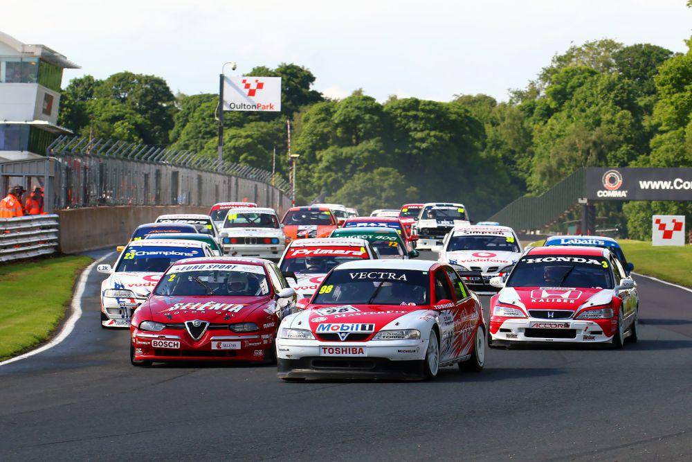mobil Tur Super di Sirkuit Oulton Park (twitter.com/Oulton_Park)