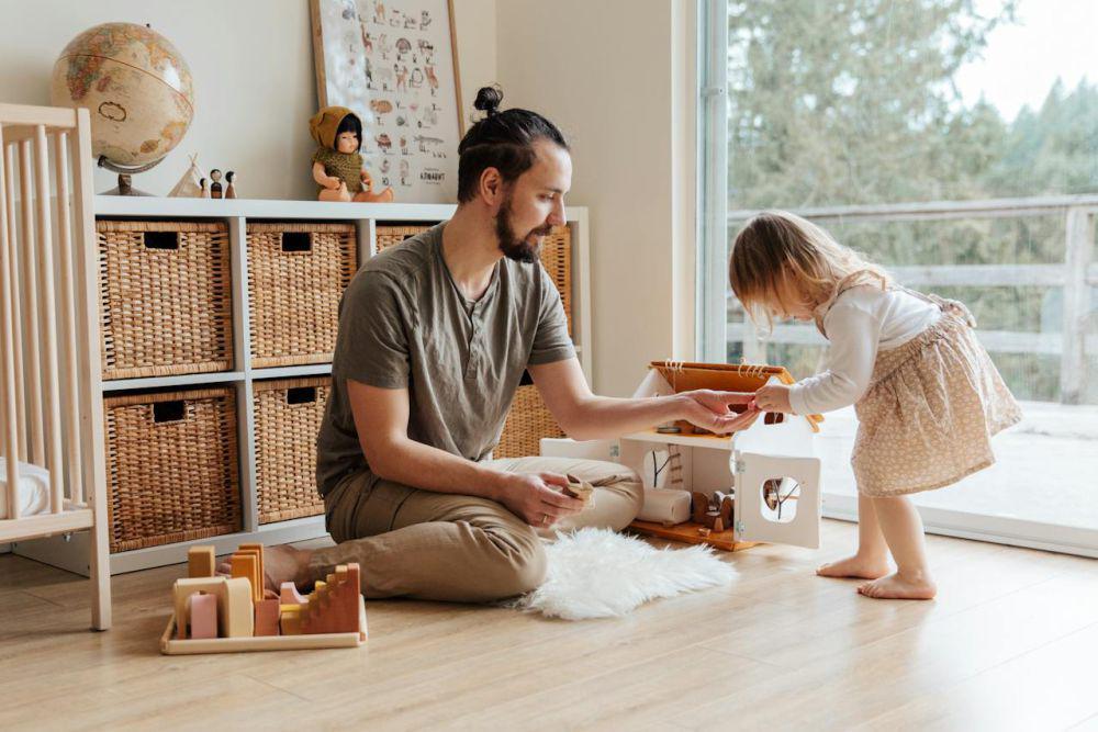 ilustrasi ayah dan anak yang sedang melakukan bonding (pexels.com/Tatiana Syrikova)