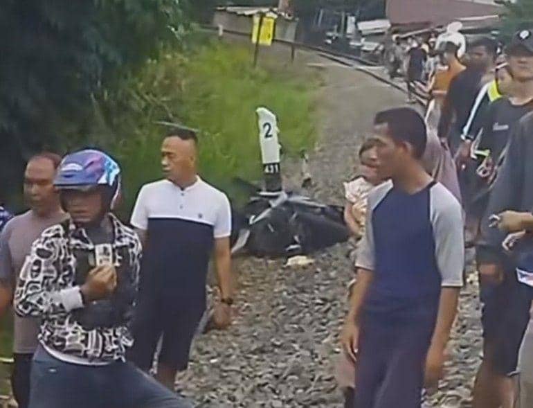 Warga Lahat Terpental Ditabrak Kereta Api di Perlintasan Tanpa Palang
