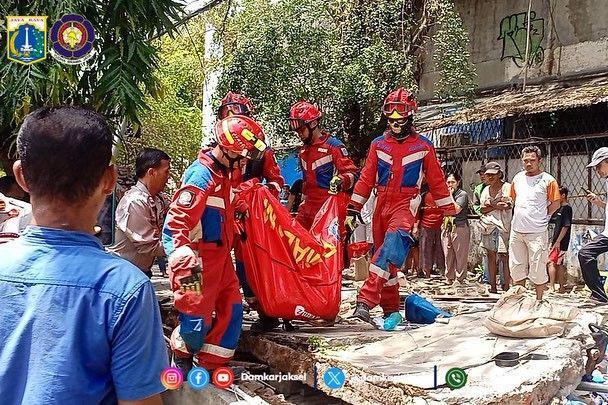 Innalilahi, 3 Orang Meninggal Tertimpa Tembok SPBU Roboh di Tebet