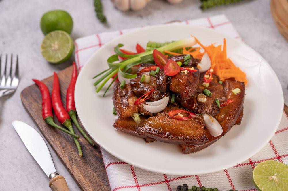 perut babi saus madu pedas (freepik.com/jcomp)
