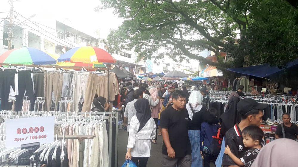 Aktivitas pengunjung Pasar Minggu di Banjarmasin, Minggu (21/1/2024).