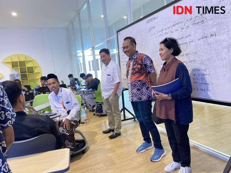 Kepala OIKN, Bambang Susantono berinteraksi dengan salah satu siswa SMK Kudus binaan Yayasan Djarum Foundation. Foto Humas OIKN (IDN Times/Ervan)